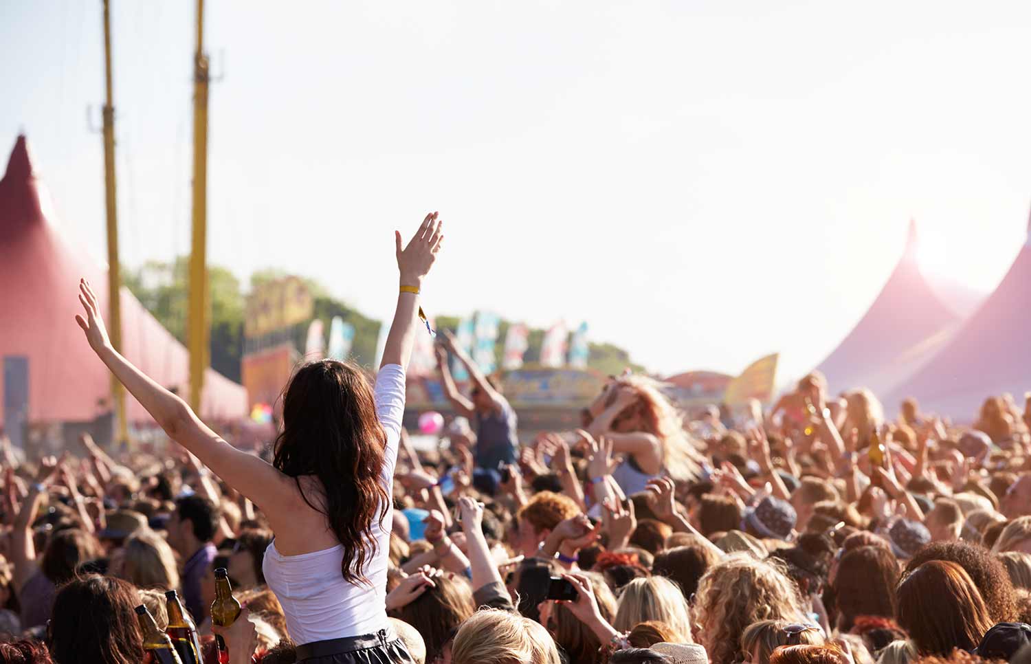 crowds-enjoying-themselves-at-outdoor-music-P4CNS8V.jpg